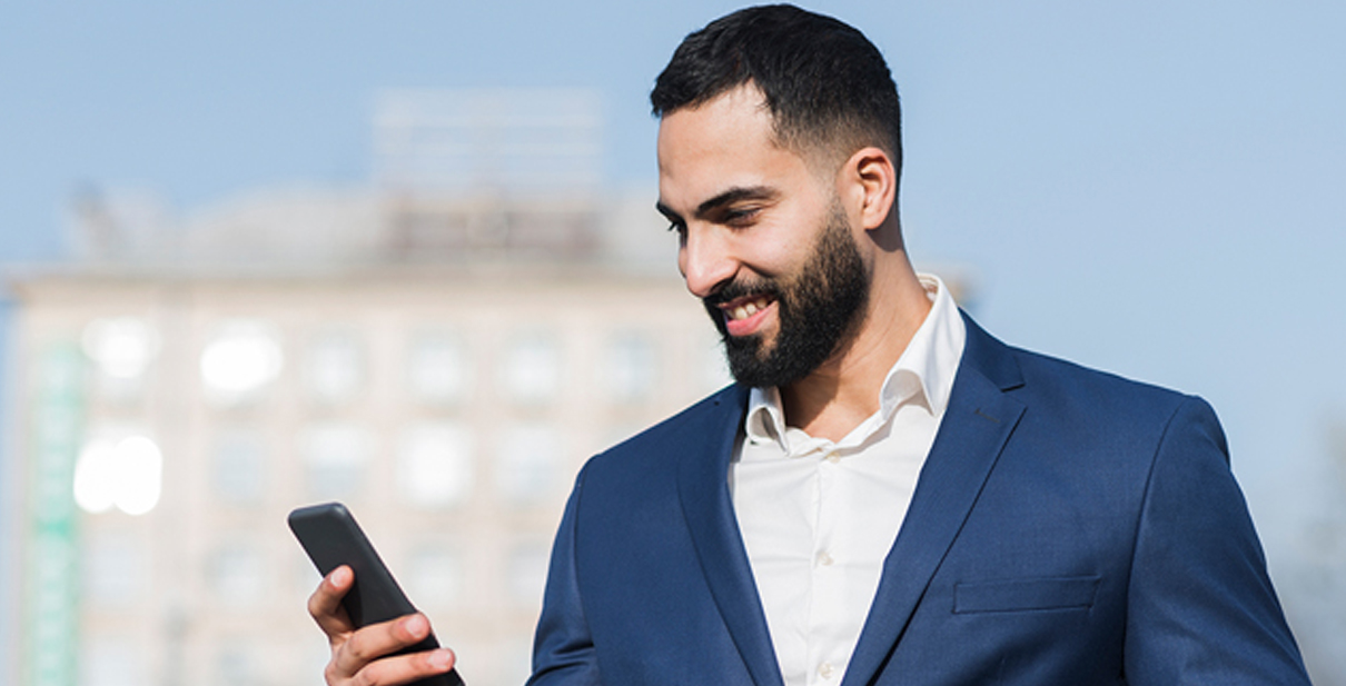 homme regardant son t&eacute;l&eacute;phone portable